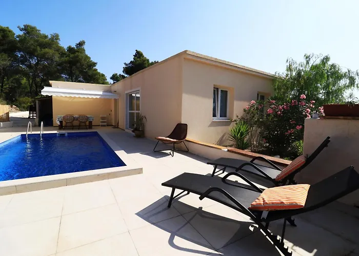 House Leta Cozy Hideaway With Pool